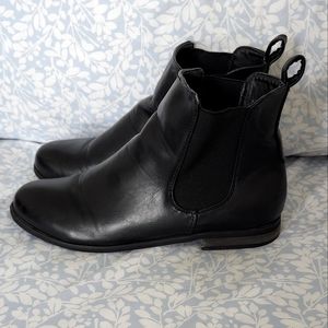 W8 ankle boots